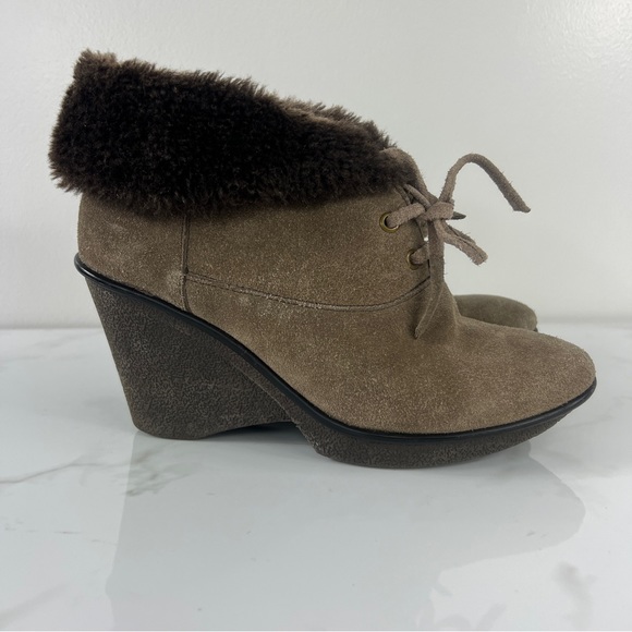 B Makowsky Nellie Brown Suede Wedge Ankle Boot Bootie Faux Fur Trim 7.5W Lace Up - Picture 5 of 9